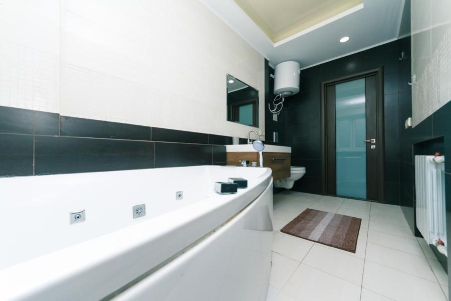 Hotrent Pechersk Lesy 20/22 Kyiv Exterior photo